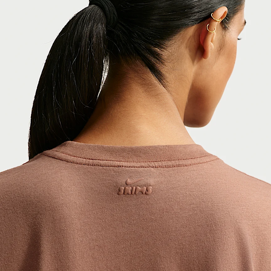 NIKE NikeSKIMS パフォーマンス コットンブレンド — ウィメンズ オーバーサイズ ショートスリーブ トップ - Image 6