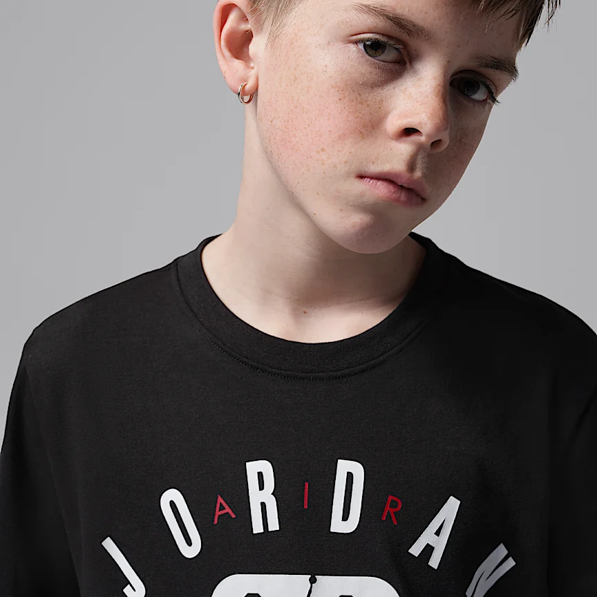 NIKE ジョーダン — ジュニア アーチド ワードマーク 東京 Tシャツ - Image 3