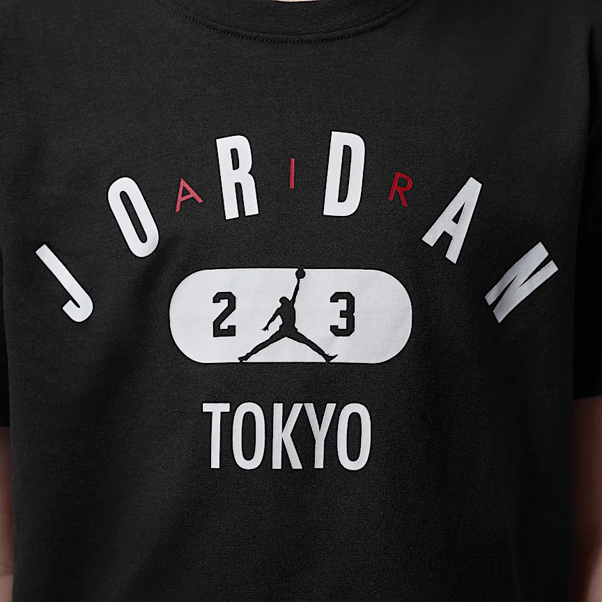 NIKE ジョーダン — ジュニア アーチド ワードマーク 東京 Tシャツ - Image 4