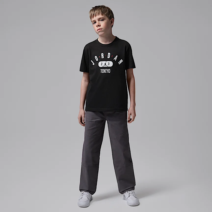 NIKE ジョーダン — ジュニア アーチド ワードマーク 東京 Tシャツ - Image 5