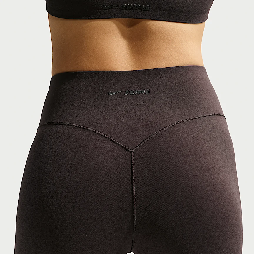 NIKE NikeSKIMS Studio Stretch — ウィメンズ 8cm ショートパンツ - Image 3