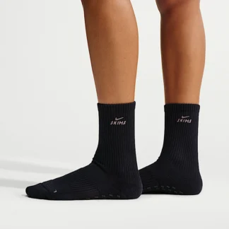 NIKE NikeSKIMS 2.0 — ウィメンズ Dri-FIT ピラティス グリップ クルーソックス (1足)