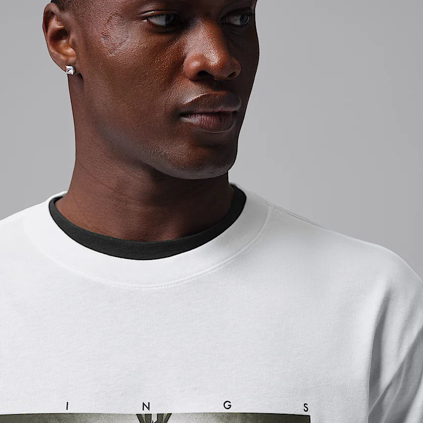 NIKE ジョーダン ブルックリン スペース ジャム — メンズ ウィングス クルーネック Tシャツ - Image 3